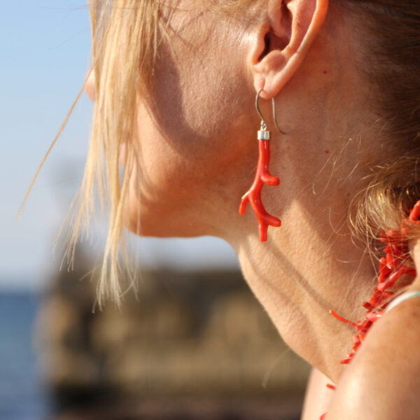 orecchini-pendenti-in-corallo-rosso-e-argento