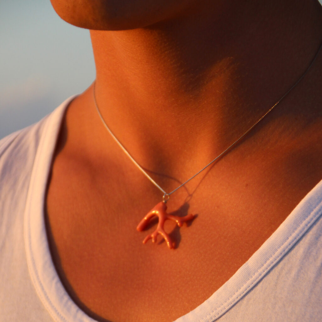 regalare un gioiello di corallo rosso a natale-officinadelcorallo charm-ramo-in-corallo-arancione-e-argento-925